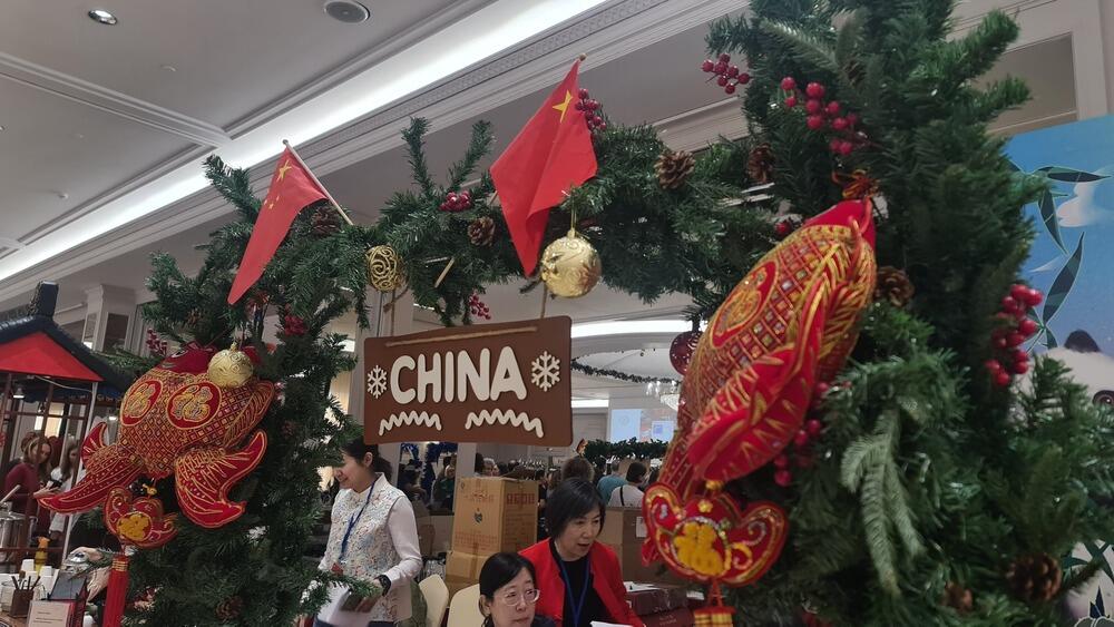 Китайское посольство представило самый большой павильон товаров на Рождественской благотворительной ярмарке в Астане 