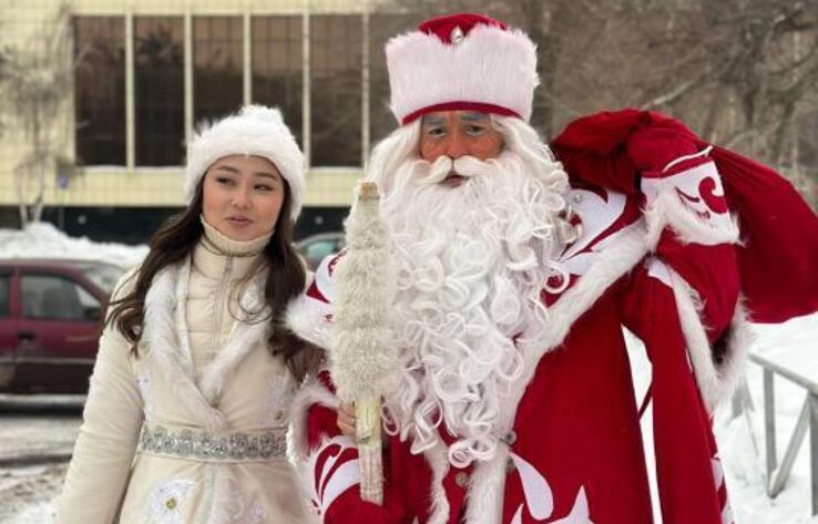 Аяз ата мен Ақшақар Астана көшелерін аралап, тұрғындарға тәттілер таратты