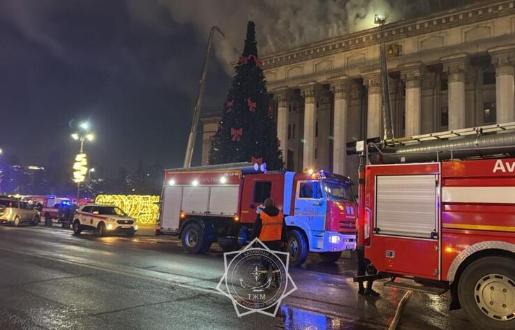 В Алматы потушили пожар в здании бывшего Дома правительства