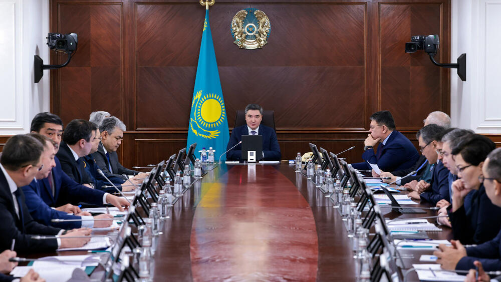 Olzhas Bektenov holds meeting of Republican headquarters on coordination of flood control measures