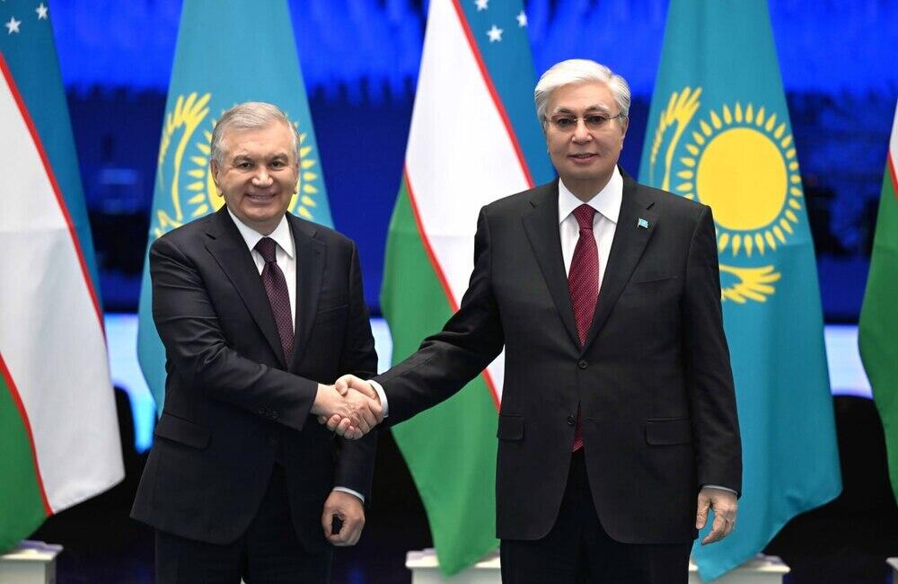 Токаев провел неформальную встречу с Мирзиёевым