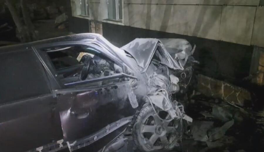 В Караганде водитель Audi выехал на тротуар и сбил двух пешеходов