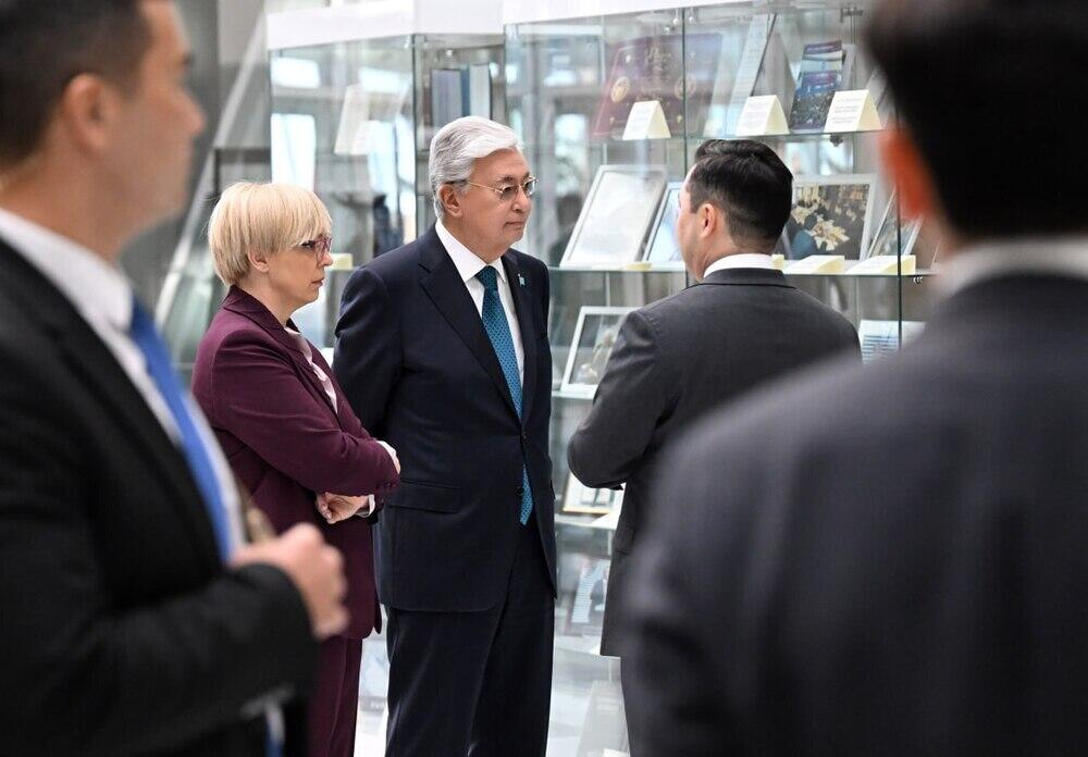 Токаев ознакомил президента Словении с деятельностью МФЦ в Астане 