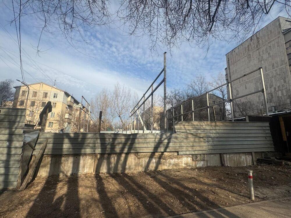 Алматыда сот шешімімен аяқталмаған құрылыс нысаны бұзылып жатыр