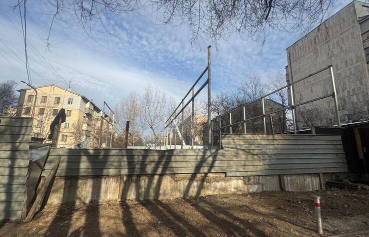 Алматыда сот шешімімен аяқталмаған құрылыс нысаны бұзылып жатыр