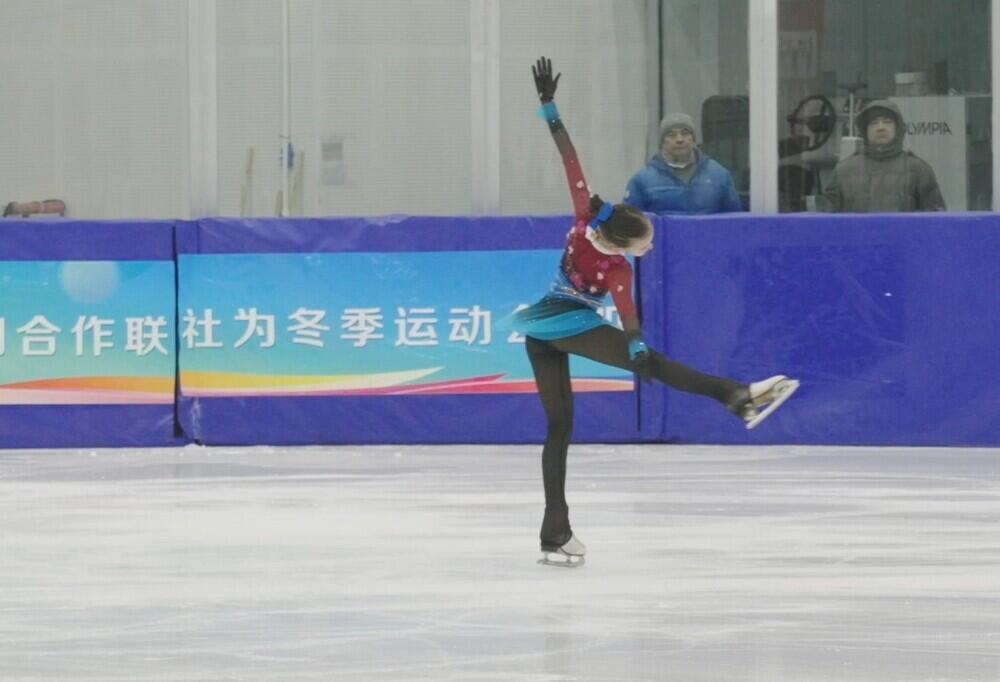 С маминой поддержкой к победам: казахстанская фигуристка в Синьцзяне