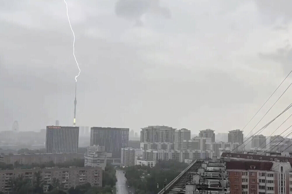 Мәскеу су астында қалды: нөсер жаңбыр, бұршақ және найзағай қаланы әбігерге салды