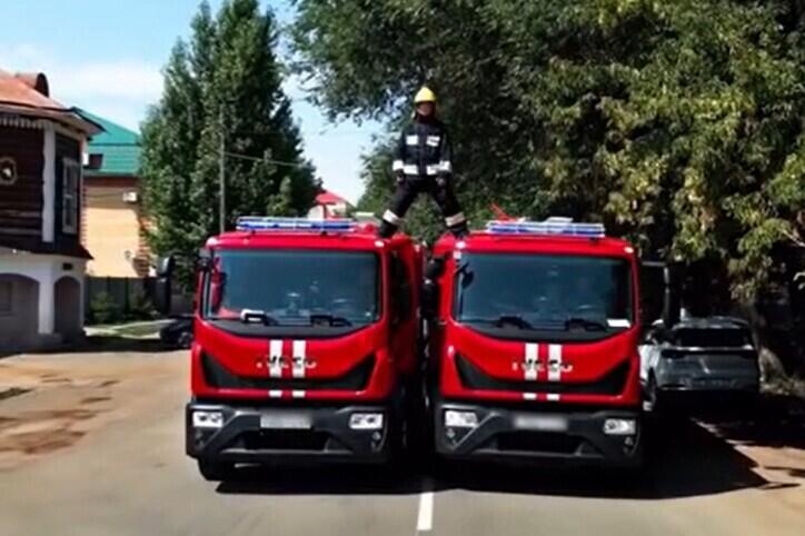 Қазақстандық өрт сөндіруші екі көлік арасында шпагатқа отырды - қайықтағы құтқарушылар флешмобты қабыл алды