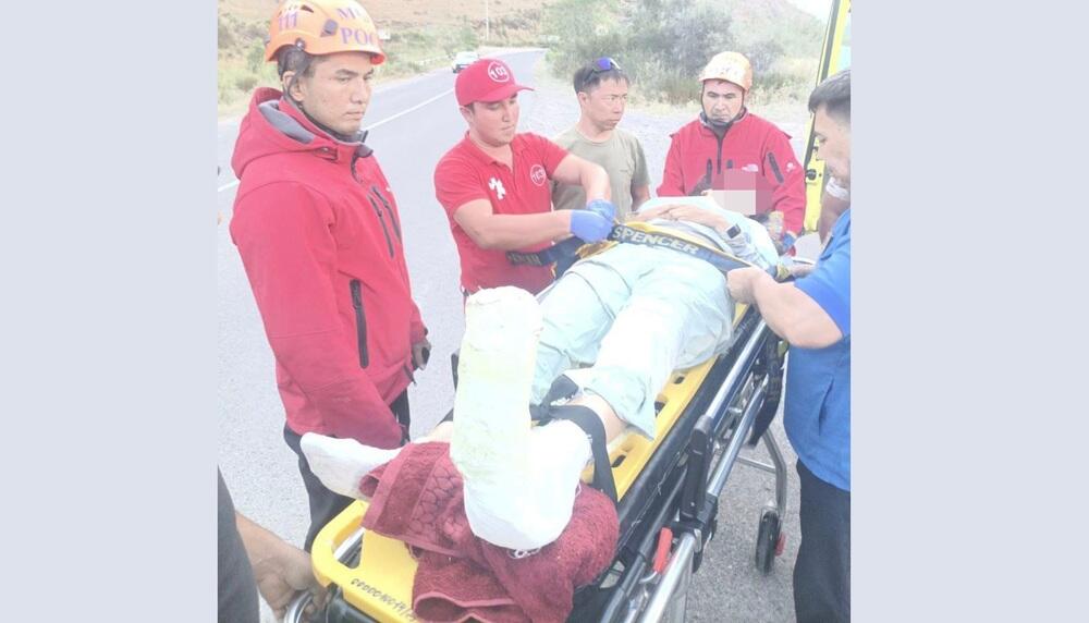 В Алматинской области спасатели эвакуировали совершившую жесткую посадку на параплане женщину