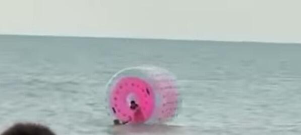 Шестилетнего мальчика унесло ветром на водном аттракционе на Алаколе