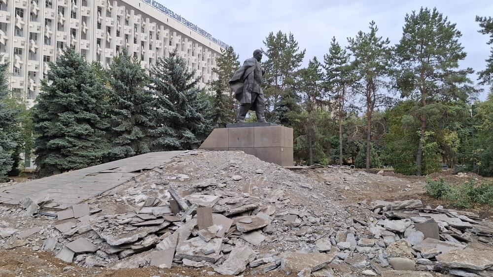 Алматинцы выступают против незаконного сноса памятника Канышу Сатпаеву