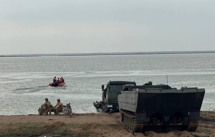 Военные идентифицируют найденные в водоеме фрагменты пропавшего вертолета 