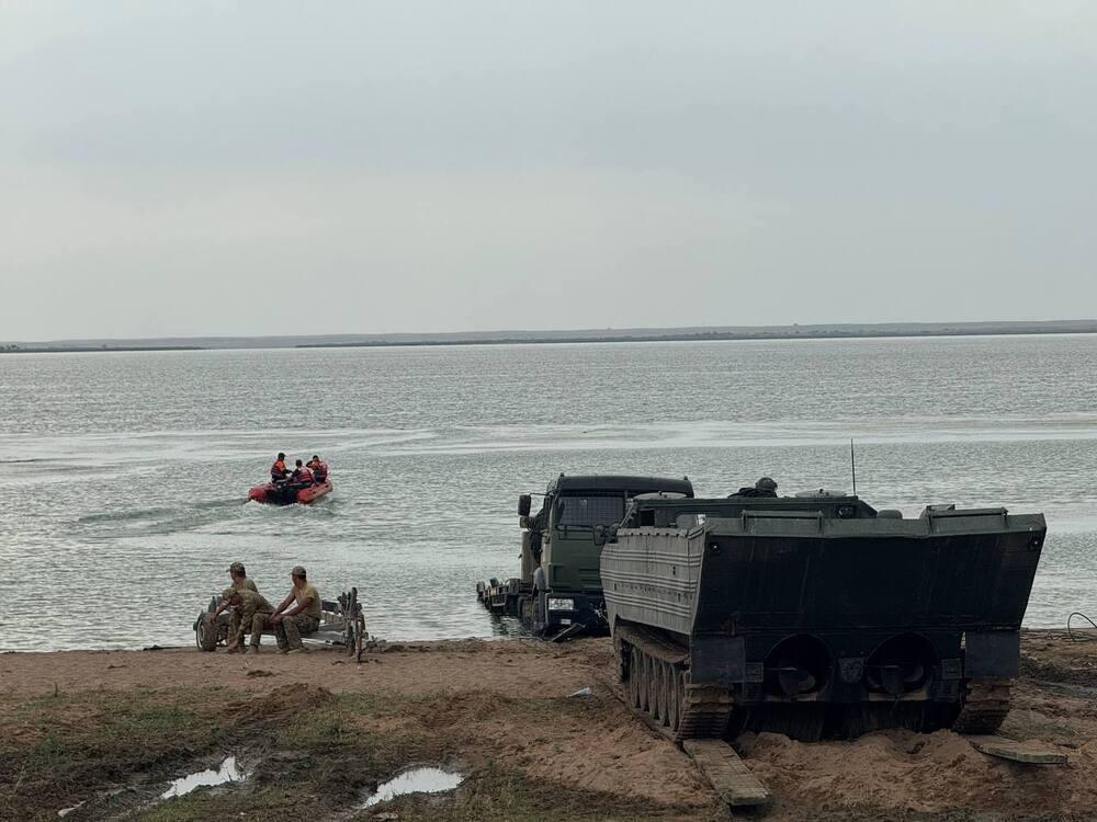 Әскерилер су қоймасынан табылған жоғалған тікұшақтың фрагменттерін анықтайды
