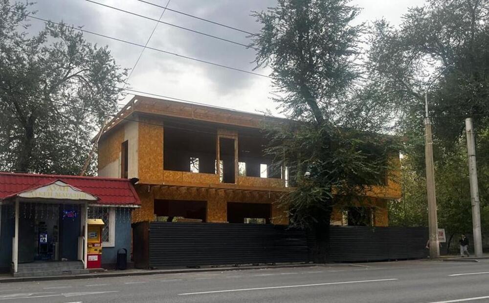 Алматының орталығында екі қабатты ғимарат бұзылып жатыр