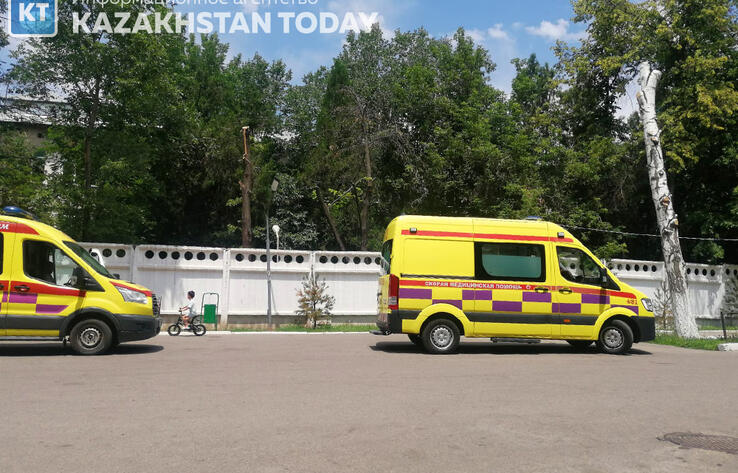 Бетонная балка обрушилась на железнодорожные пути в Карагандинской области: есть пострадавшие 