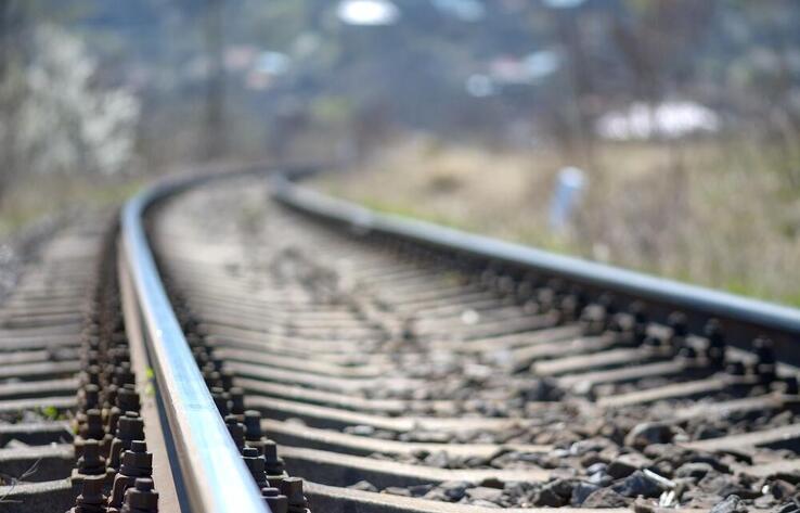 В Казахстане пассажирский поезд столкнулся с грузовым вагоном: пассажиры получили травмы
