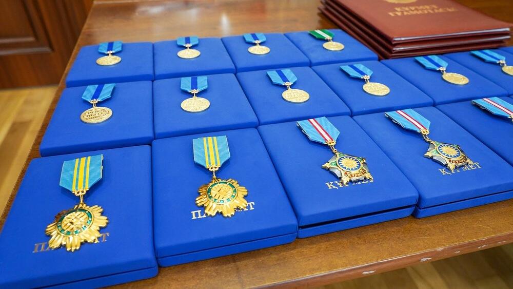 Накануне 30-летия Конституции Токаев наградил ряд казахстанцев орденами 