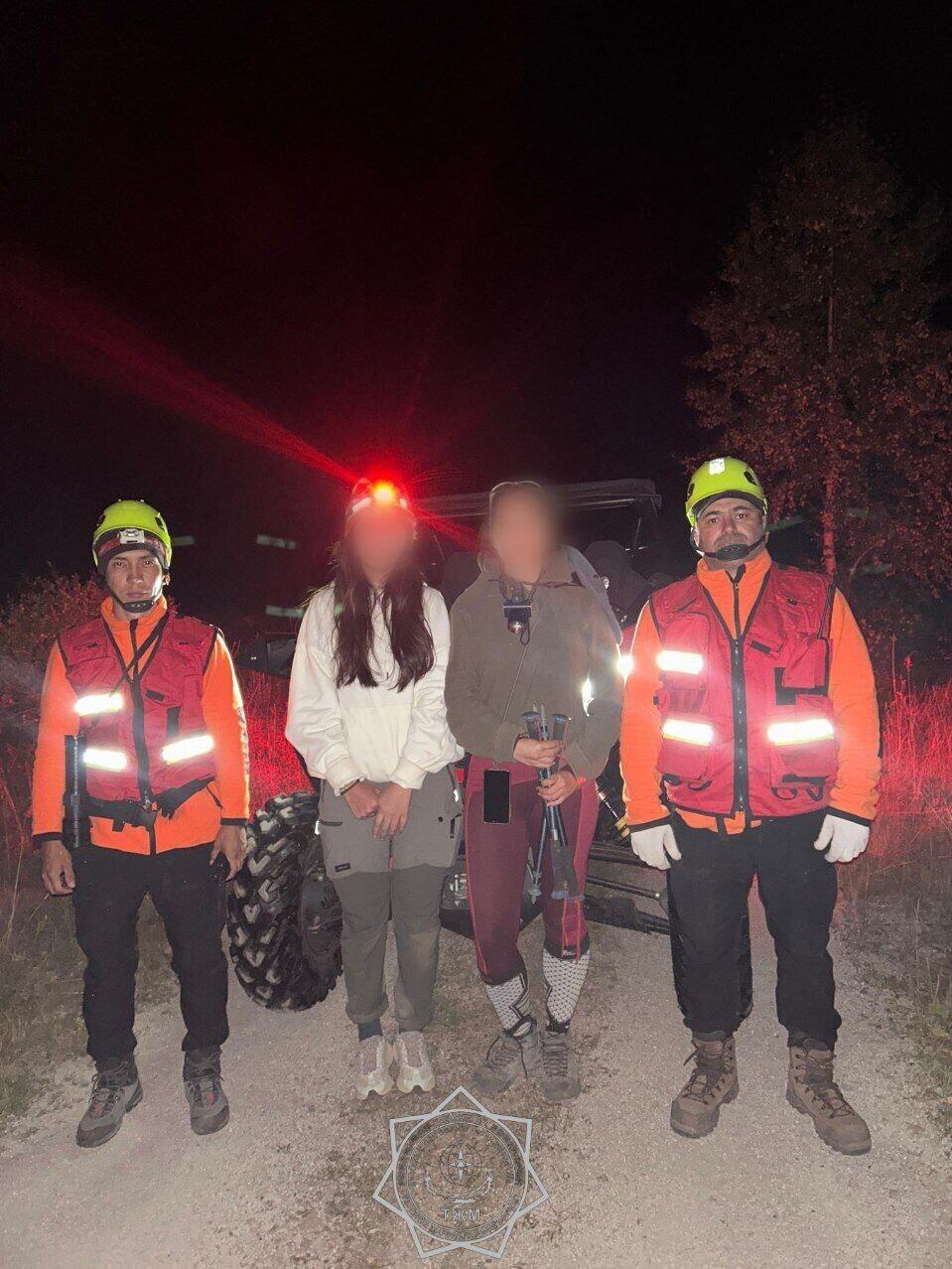 Двух девушек спасли сотрудники МЧС на пике Сатпаева 