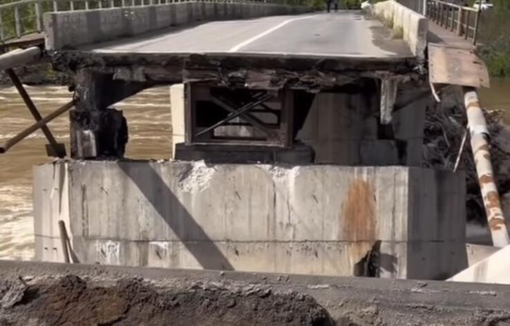 В Усть-Каменогорске обрушилась часть автомоста: введен режим ЧС