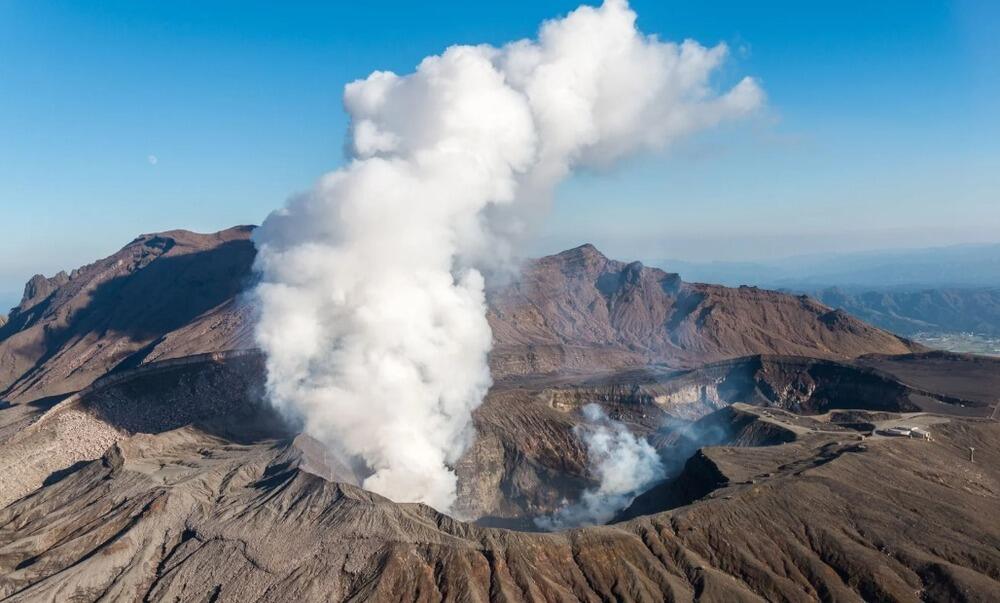 Volcano in Japan spews plume 5,500 metres above crater