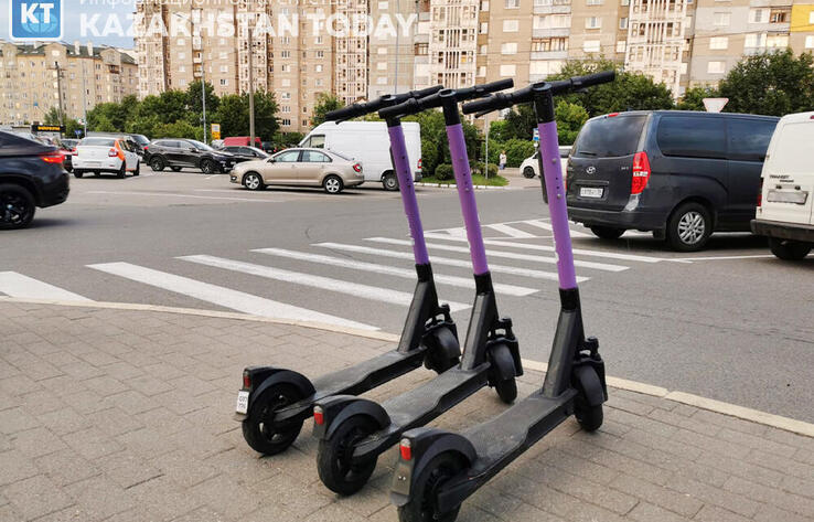 Казахстанец запустил петицию о запрете езды самокатов по тротуарам
