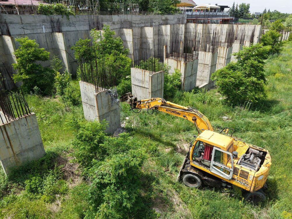 В Алматы снесли десятки незаконных стройобъектов
