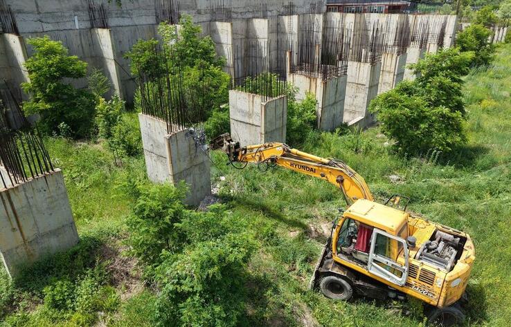 В Алматы снесли десятки незаконных стройобъектов

