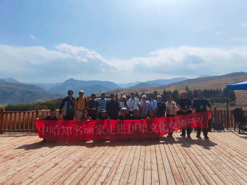 Китайские и казахстанские художники создали "картину дружбы" у подножия горы Байшифэн. Фото: информационная компания Урумчи