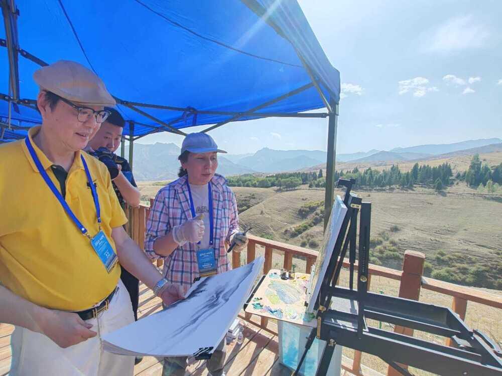 Китайские и казахстанские художники создали "картину дружбы" у подножия горы Байшифэн. Фото: информационная компания Урумчи