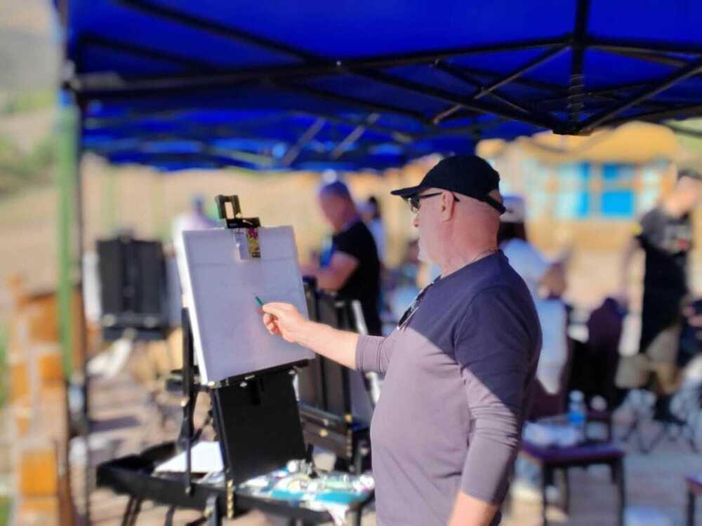 Китайские и казахстанские художники создали "картину дружбы" у подножия горы Байшифэн. Фото: информационная компания Урумчи