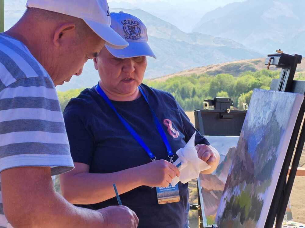Китайские и казахстанские художники создали "картину дружбы" у подножия горы Байшифэн. Фото: информационная компания Урумчи