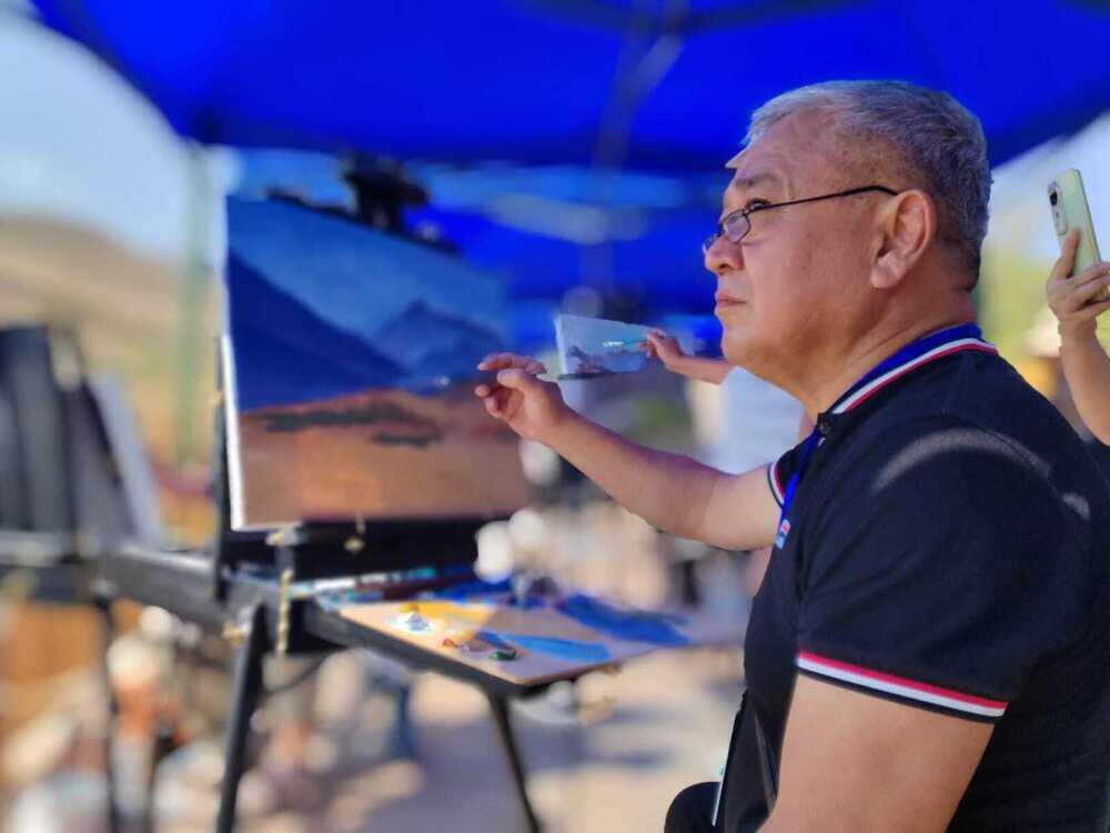 Китайские и казахстанские художники создали "картину дружбы" у подножия горы Байшифэн. Фото: информационная компания Урумчи