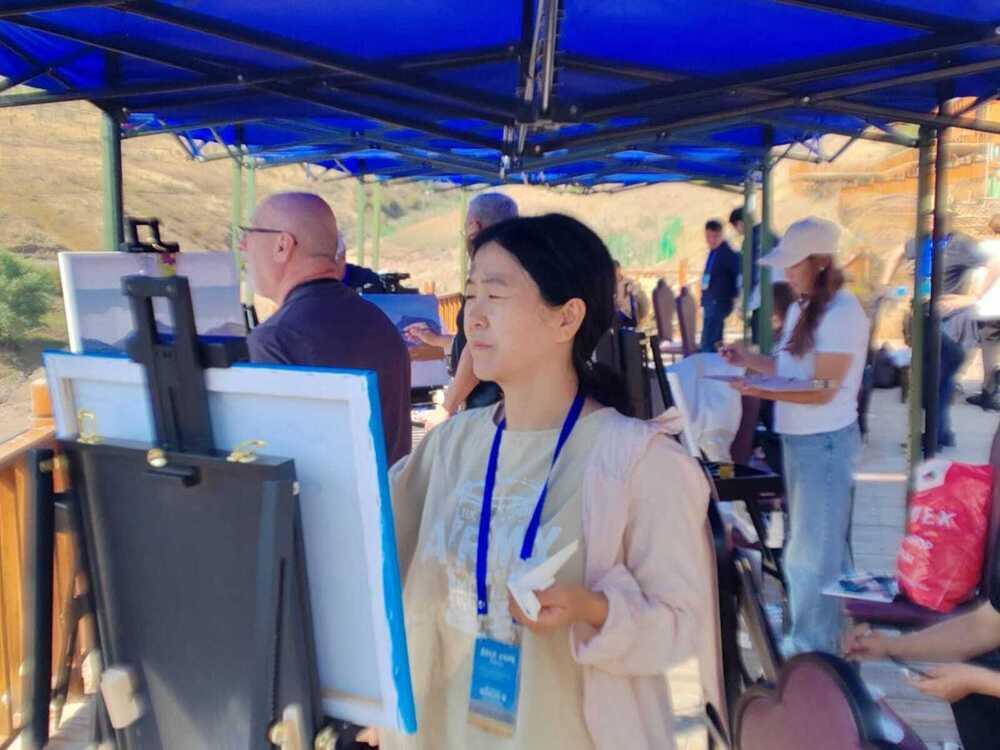 Китайские и казахстанские художники создали "картину дружбы" у подножия горы Байшифэн. Фото: информационная компания Урумчи