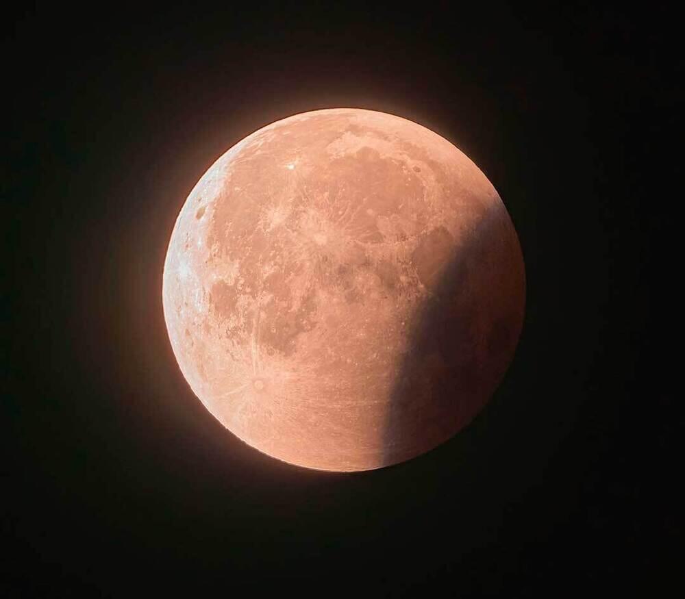 Total Lunar Eclipse Over Kazakhstan - "Blood Moon" September 7. Images | instagram/dots_foto