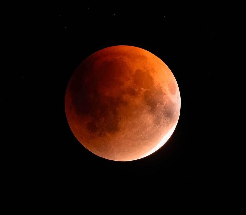 Total Lunar Eclipse Over Kazakhstan - "Blood Moon" September 7. Images | instagram/dots_foto