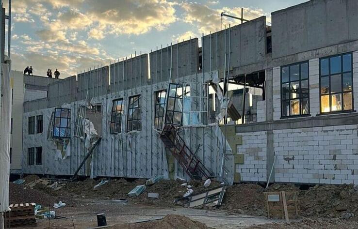 "Келешек мектептері": Құлсарыда салынып жатқан мектептің төбесі опырылып, ортасына түсті