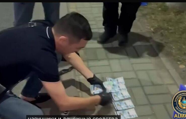 Вымогавшие деньги лжеполицейские задержаны в Алматы
