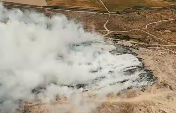 Спасатели рассказали о сложностях ликвидации пожара на полигоне ТБО в Алматинской области 