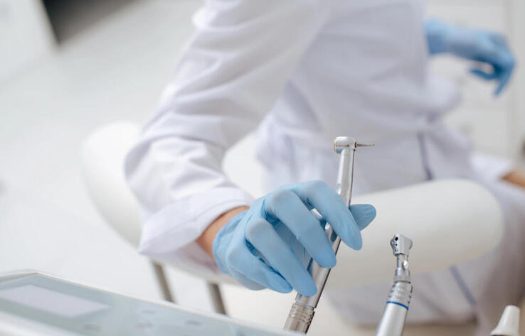 Мошеннические схемы и нецелевое использование ЕПВ: в Казахстане временно запретили лечить зубы на пенсионные излишки 