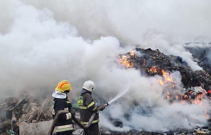 В Алматы наблюдается задымленность и запах гари из-за пожара на мусорном полигоне 