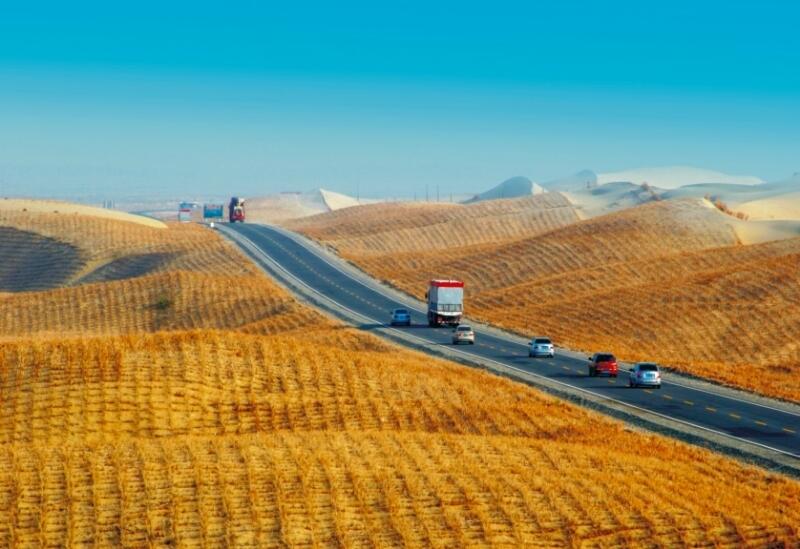 Преодолевая Тянь-Шань и пустыни: дорожная сеть Синьцзяна превращает природные преграды в удобные пути