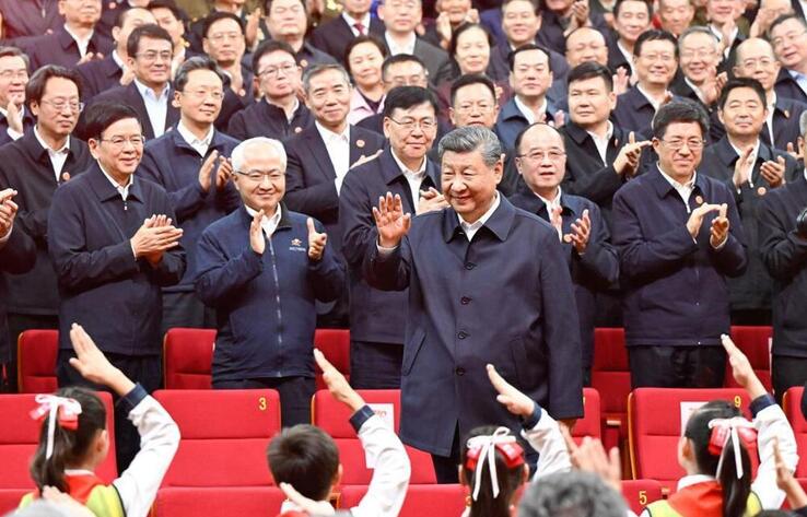 Си Цзиньпин посетил посвященный 70-летию образования Синьцзян-Уйгурского автономного района гала-концерт