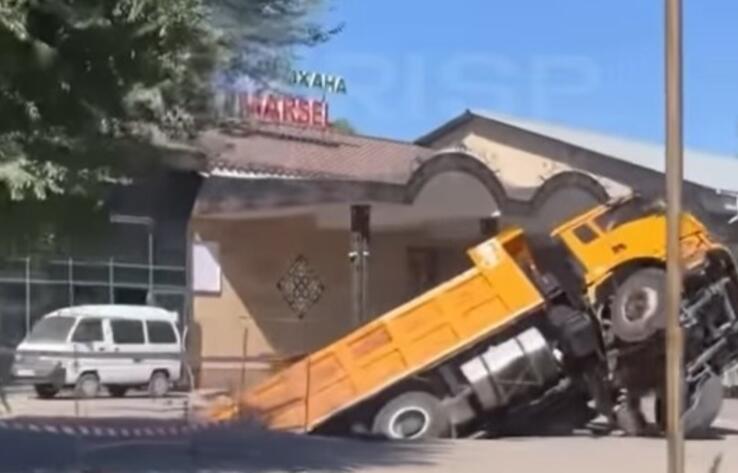 В Алматинской области самосвал провалился под асфальт 