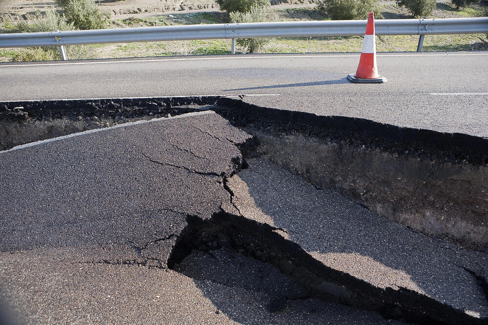 Провалы асфальта на улице Алматы: подрядчика привлекли к ответственности
