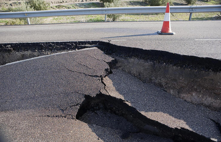 Получили десятки миллиардов и срываете сроки: аким Алматы раскритиковал подрядчиков 