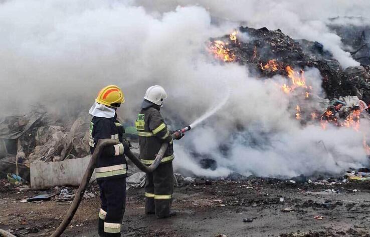 Пожар на мусорном полигоне в Алматинской области: эксперт рассказал о последствиях для экологии