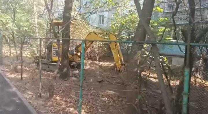 В акимате Алматы назвали благоустройством вызвавшие возмущение жителей работы в палисаднике многоэтажки