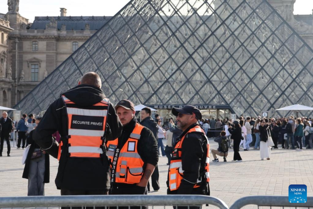 The Louvre reopens 3 days after jewelry theft