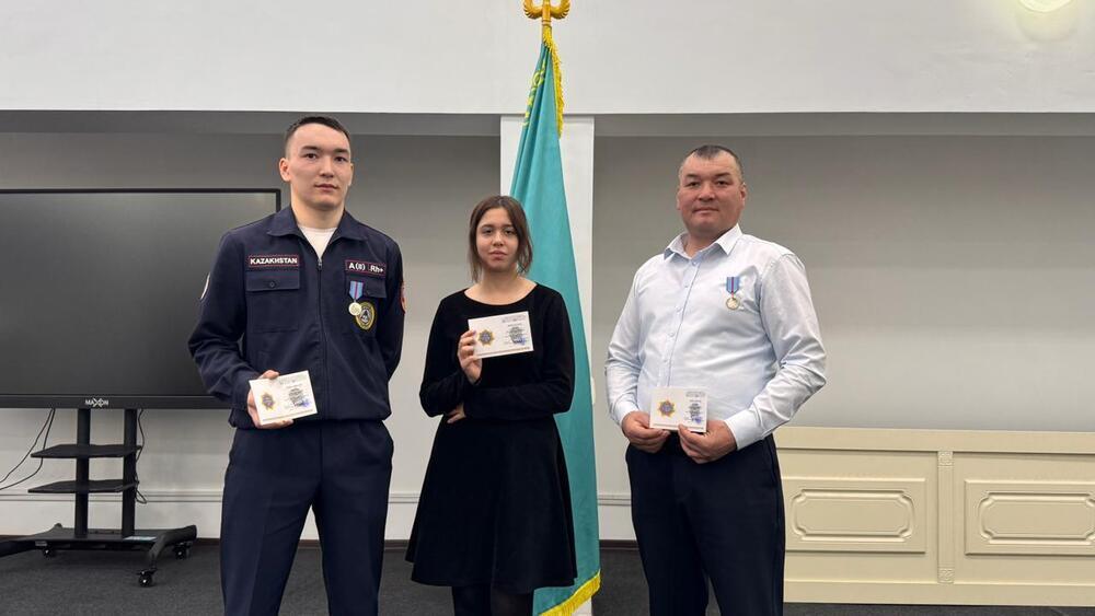 В Акмолинской области наградили спасших детей из горящего дома героев