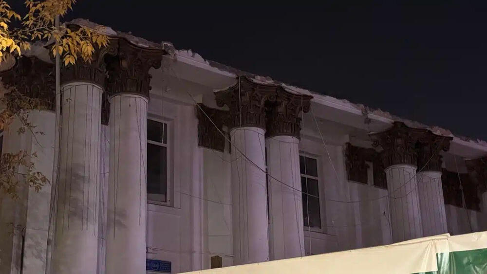 Элегантный карниз никто и никогда уже не увидит: подрядчик продолжил ломать фасад знаменитой алматинской гимназии даже после возмущения алматинцев